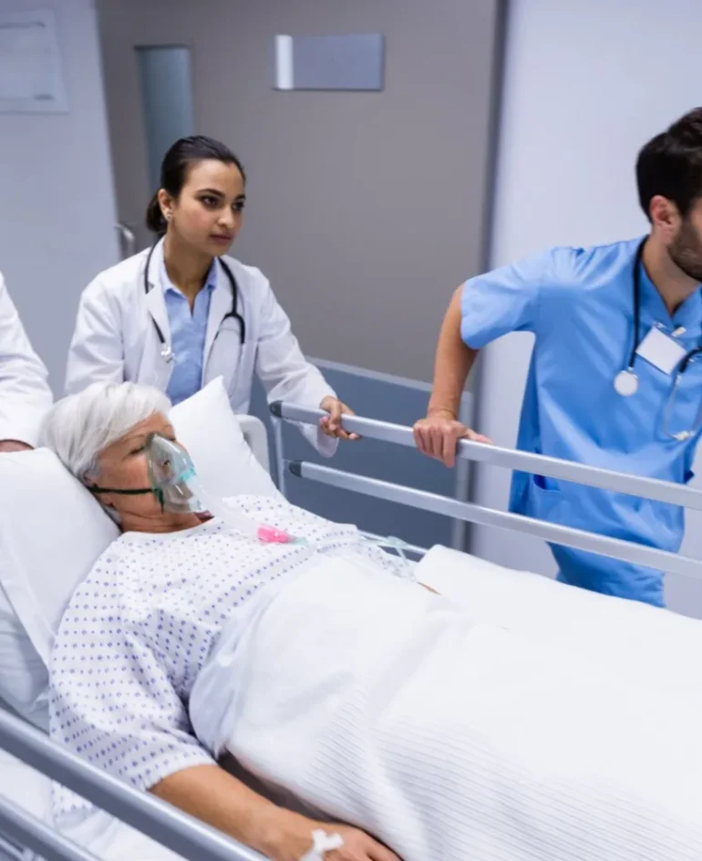 freepik__adjust__71111 Emergency medicine doctors working